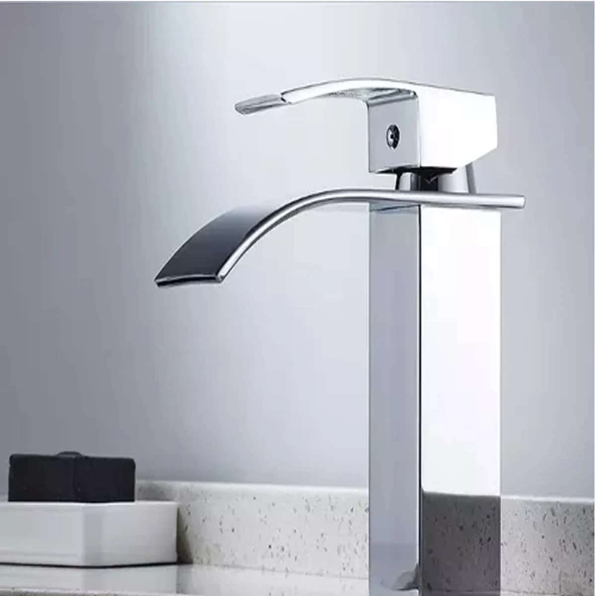 Torneira de banheiro em cascata cromada, monocomando, bica alta, design elegante, ideal para lavatórios de luxo.
