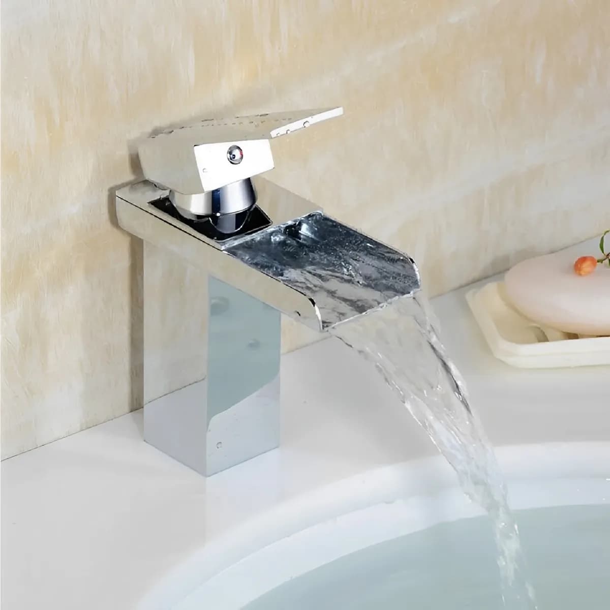 Torneira de lavabo cromada em forma de cascata para banheiro
