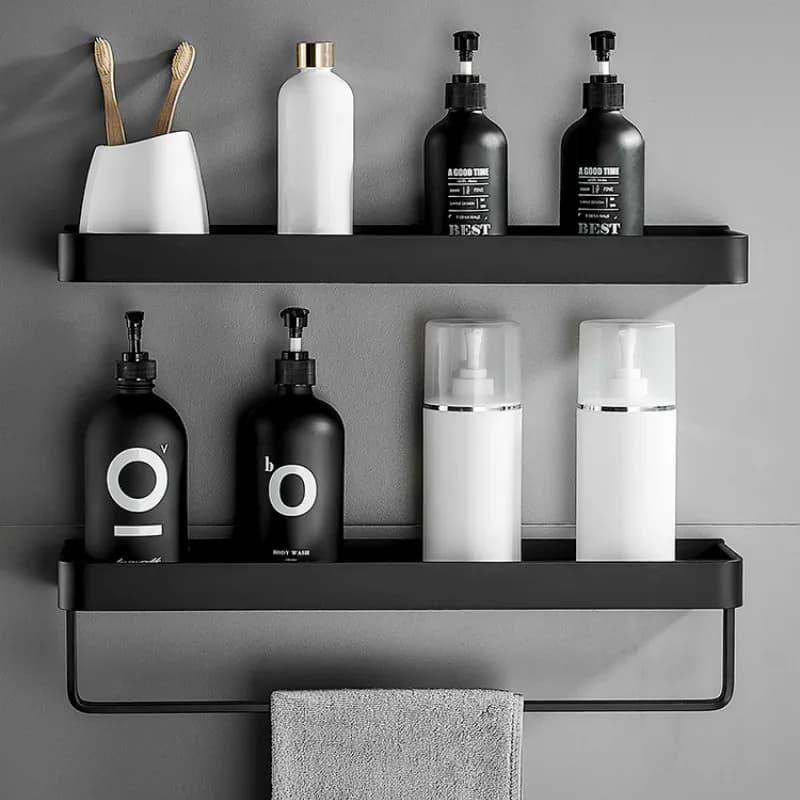 Prateleiras de banheiro pretas com produtos de higiene, fundo cinza