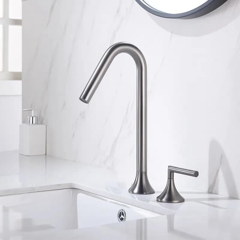 Torneira de lavatório moderna em aço inoxidável cromado, com bica alta e controle de água quente e fria.