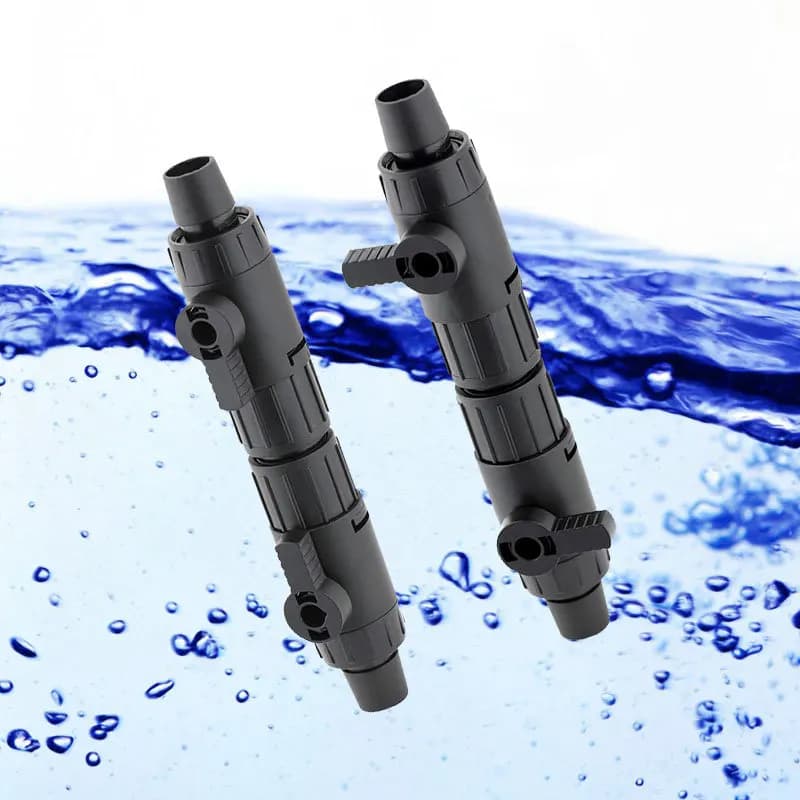 Duas torneiras de aquário pretas para sistema de filtragem de água, com conexões e aberturas para passagem de água em fundo azul claro com bolhas de ar.