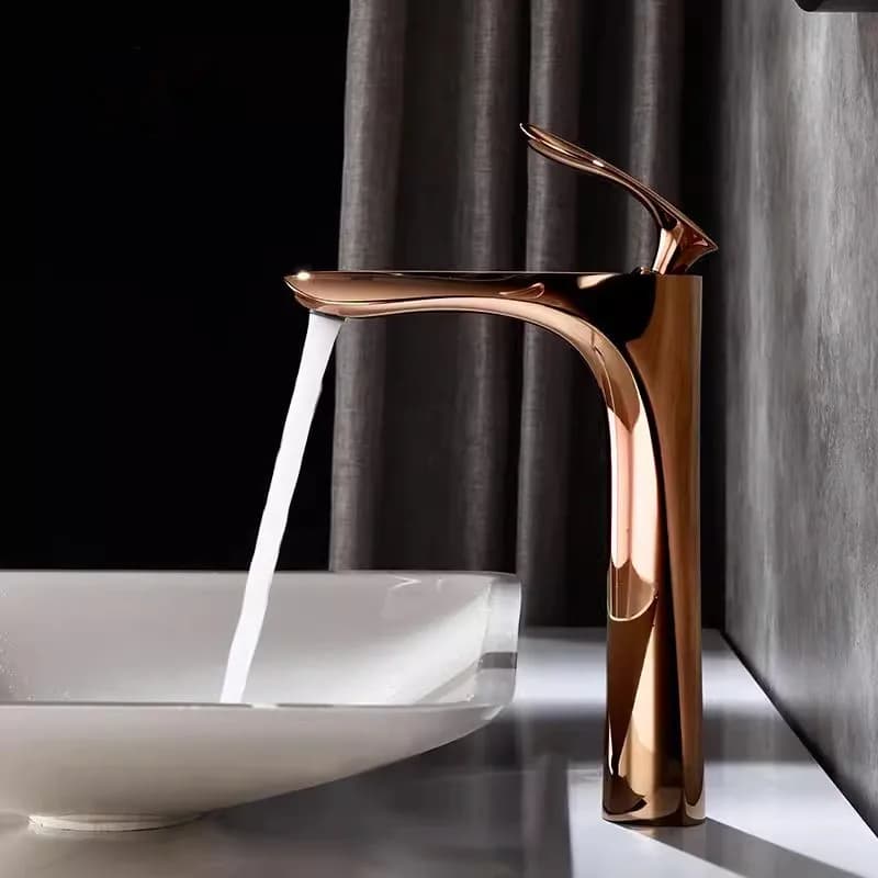 Torneira de banheiro rosa ouro com jato de água em lavatório branco