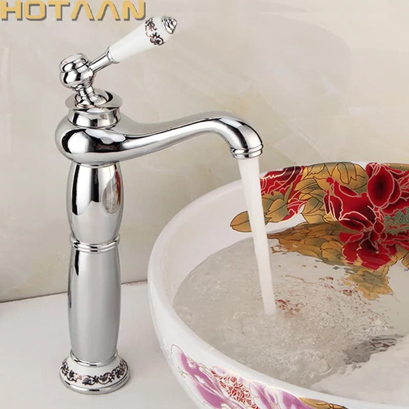 Torneira de banheiro moderna com acabamento em ouro quente e frio
