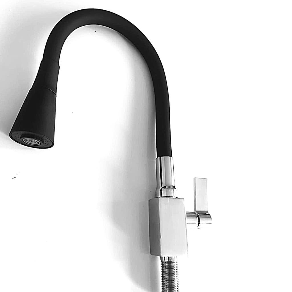 Torneira de cozinha flexível preta e prateada, design quadrado, fundo branco