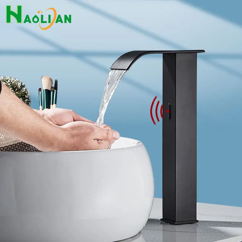 Torneira automática de banheiro com sensor em preto e cascata de água, lavabo branco