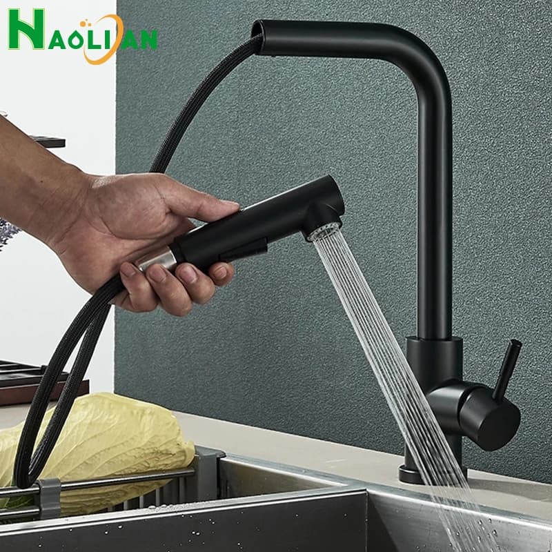Torneira de cozinha preta inox 304 com bico giratório e mangueira flexível em uso