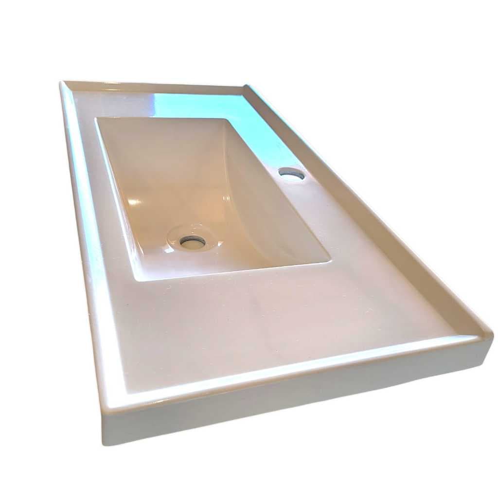 Pia de banheiro branca minimalista com design elegante e superfície lisa.