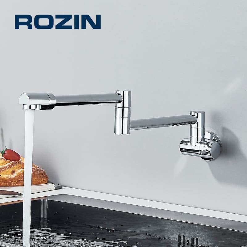 Torneira de cozinha gourmet extensível na parede com acabamento cromado e bico giratório