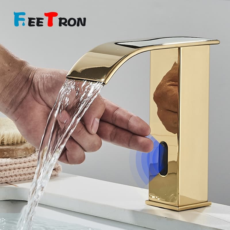 Torneira de banheiro dourada com sensor de toque e cascata de água