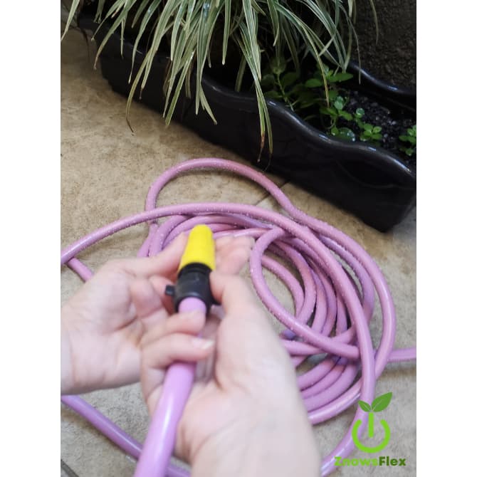 Mangueira de jardim reforçada anti torção dupla camada rosa pronta para uso com esguicho e conector