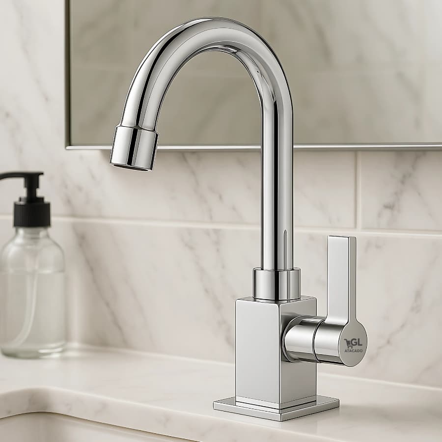 Torneira de banheiro cromada moderna com design elegante, alça curva e bico curvado, sobre lavatório de mármore branco.