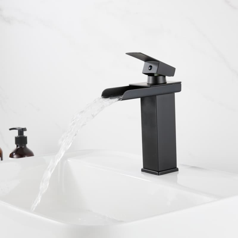 Torneira preta fosca de luxo para banheiro com bica larga
