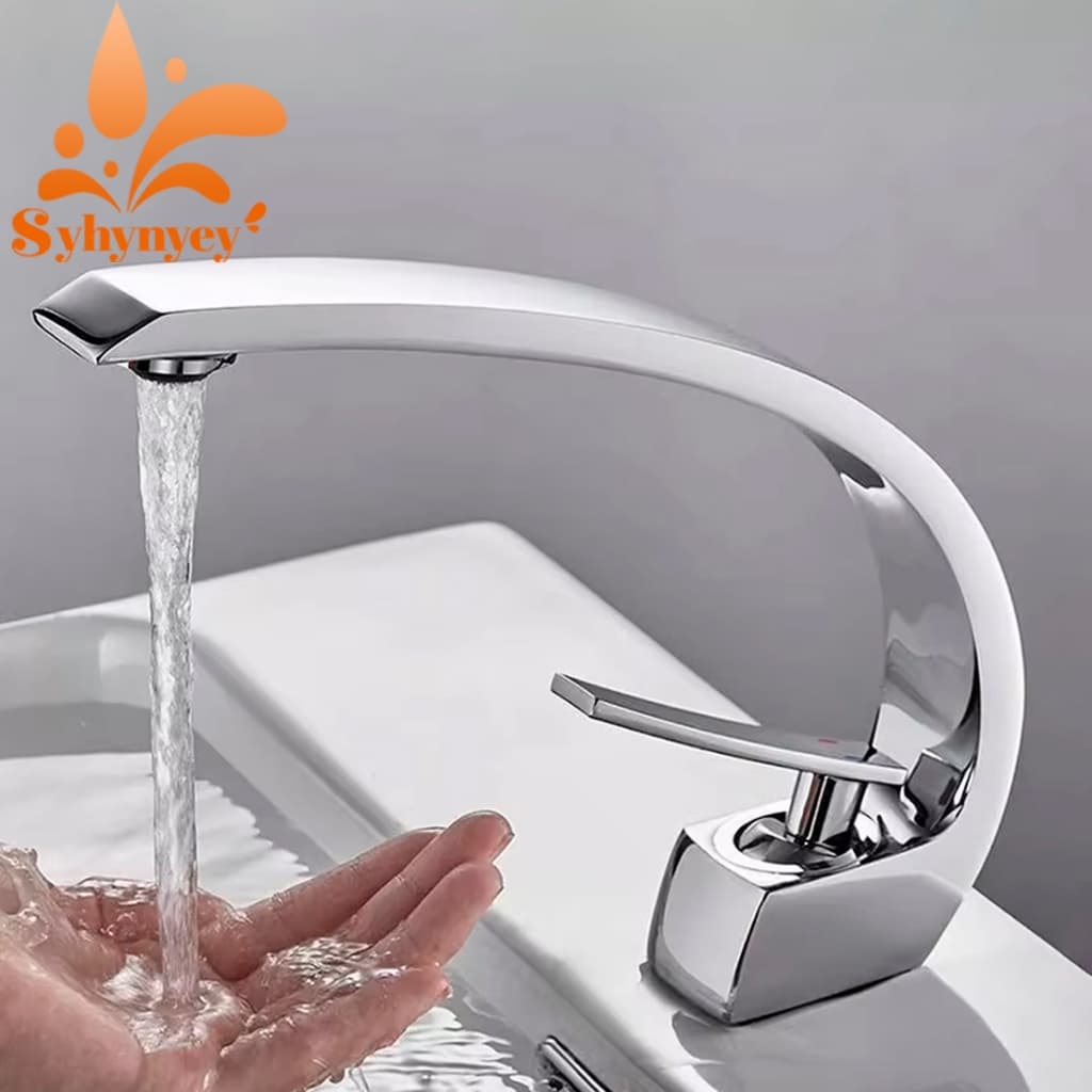 Torneira de bancada cromada com design ondulado para lavabo