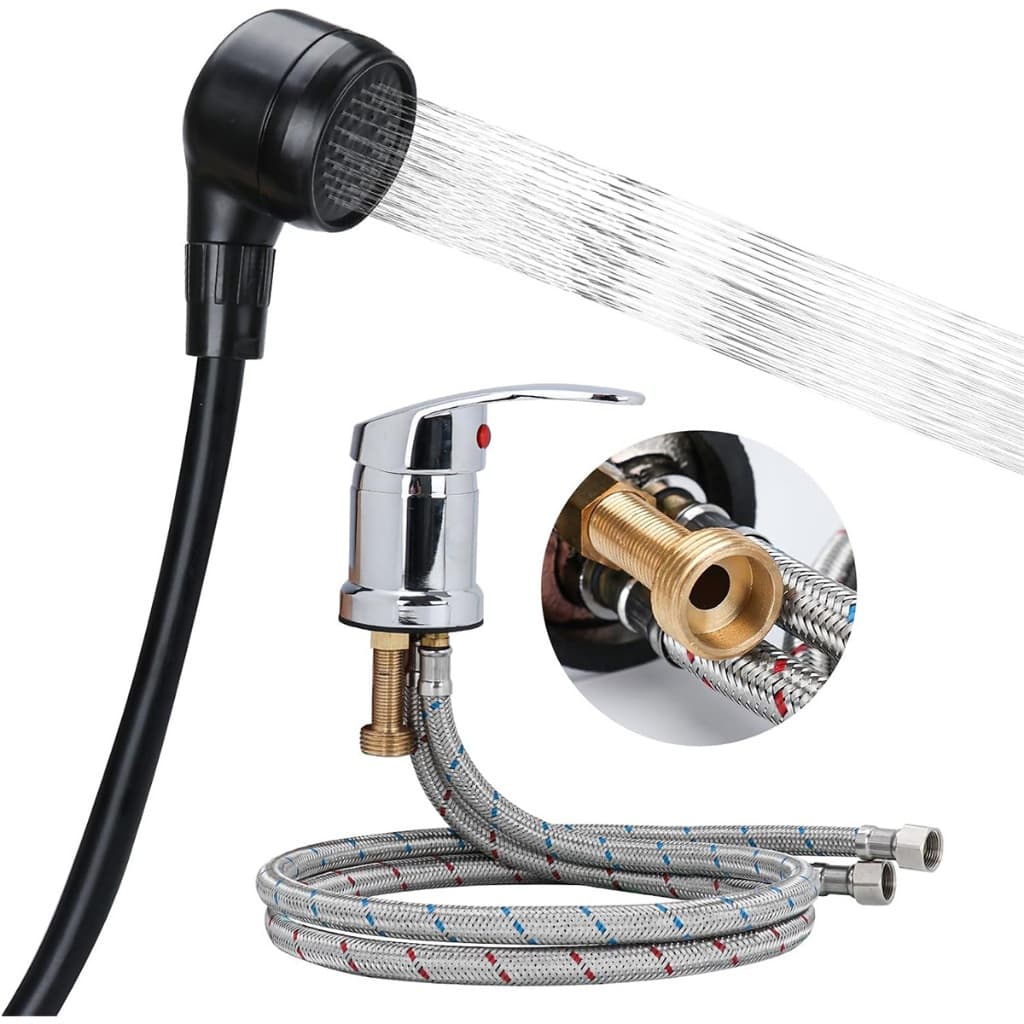 Torneira monocomando para lavatório com chuveiro de mão preto e mangueira flexível, corpo em metal cromado, detalhes em ouro e prata, água saindo do chuveiro de mão, fundo branco.