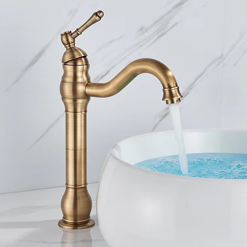 Torneira de lavatório banheiro bronze com bico longo, estilo antigo, em superfície marmorizada branca