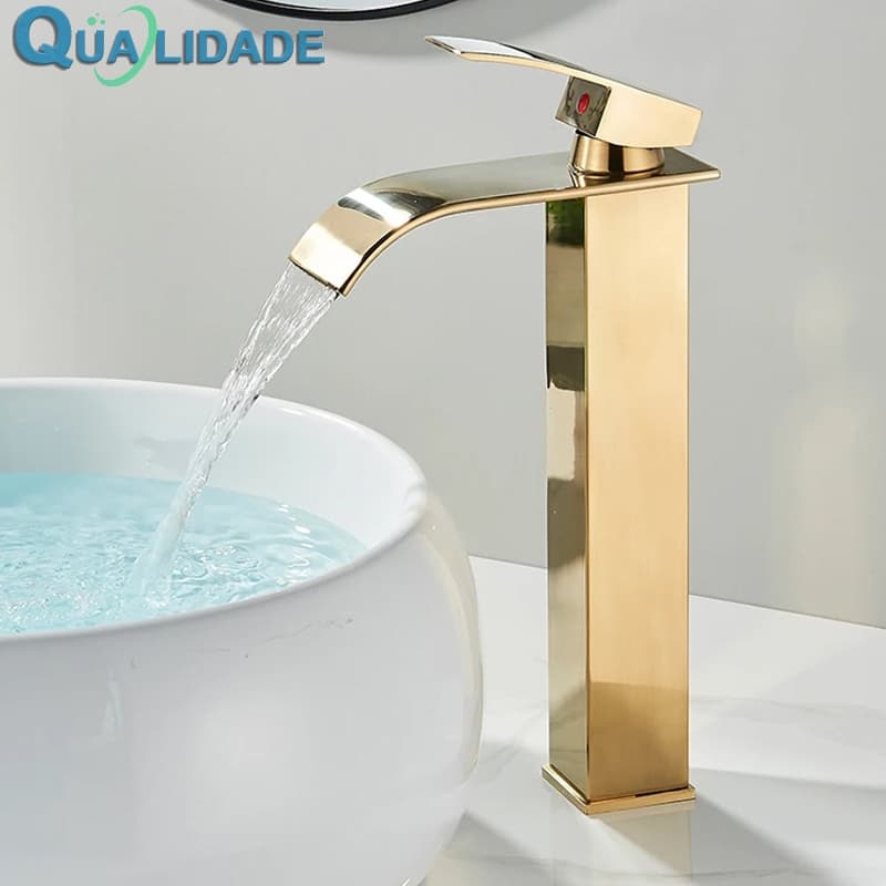 Torneira de banheiro dourada com design de cascata e água fluindo