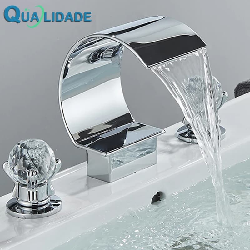 Torneira de banheiro dourada/prata com design curvo e água fluindo