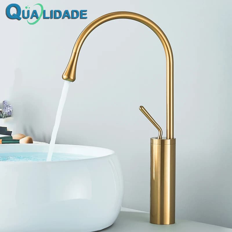 Torneira de banheiro moderna com acabamento dourado em uso, marca Qualiddade.