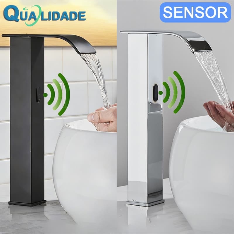 Torneira sensor preto e prateada para banheiro com sensor de movimento e jato de água