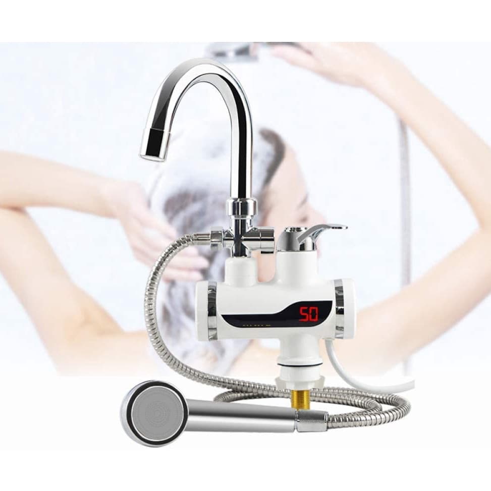 Torneira elétrica com display digital e chuveiro, mulher usando, fundo branco