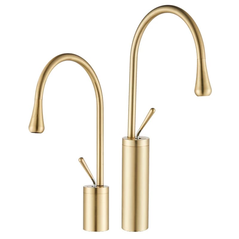 Torneiras de banheiro douradas com design moderno e elegante, isoladas em fundo branco.