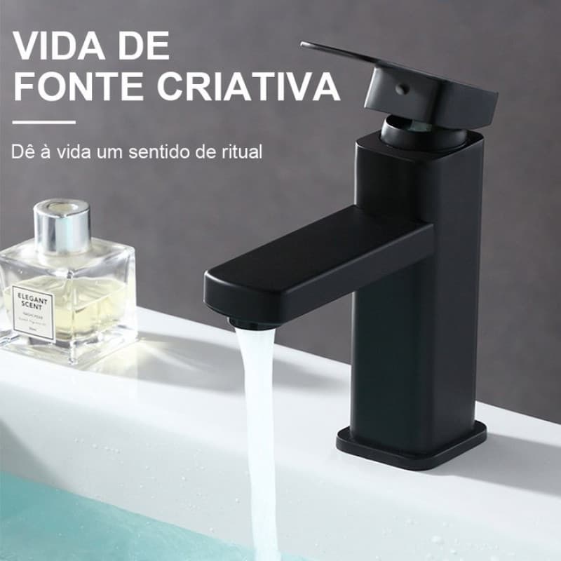 Torneira preta quadrada em lavatório branco, água fluindo, frasco de perfume elegante ao fundo