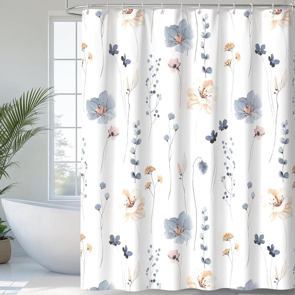 Cortina de chuveiro com estampa floral em aquarela, branca com flores azuis, rosa e amarelas