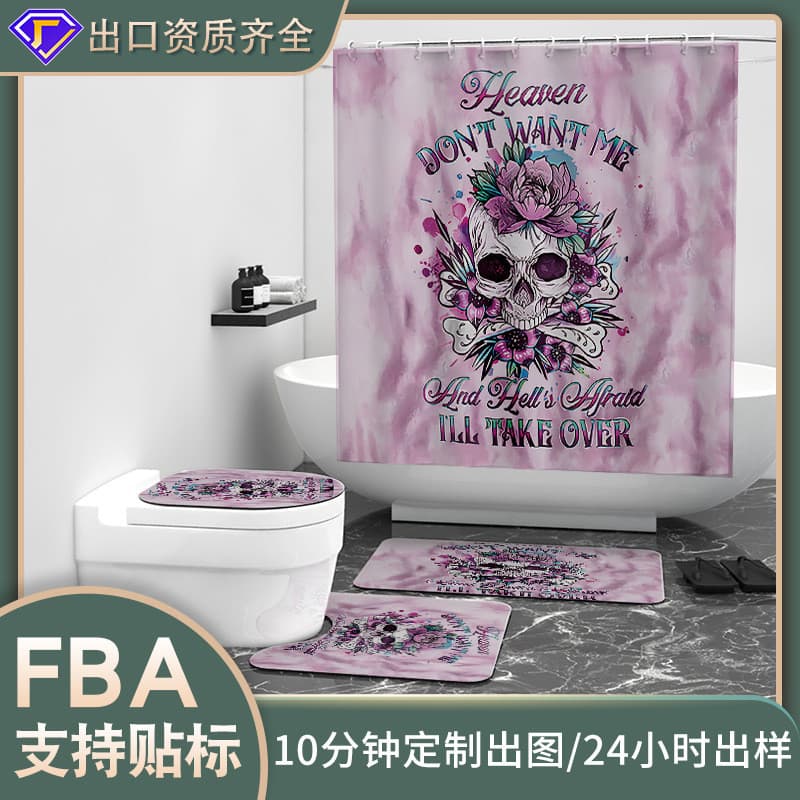 Cortina de chuveiro com estampa de caveira rosa e flores, banheiro com azulejos brancos