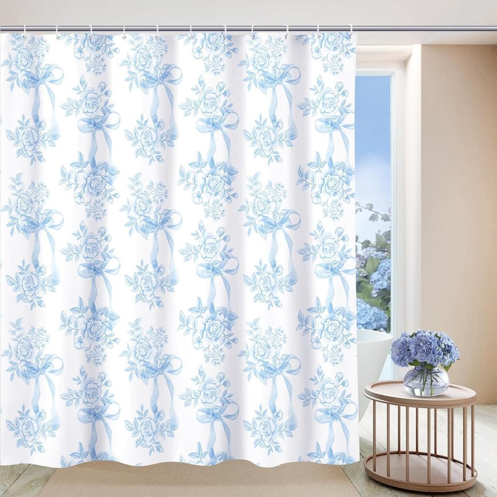 Cortina de chuveiro branca com estampa floral azul, decorativa para banheiro.