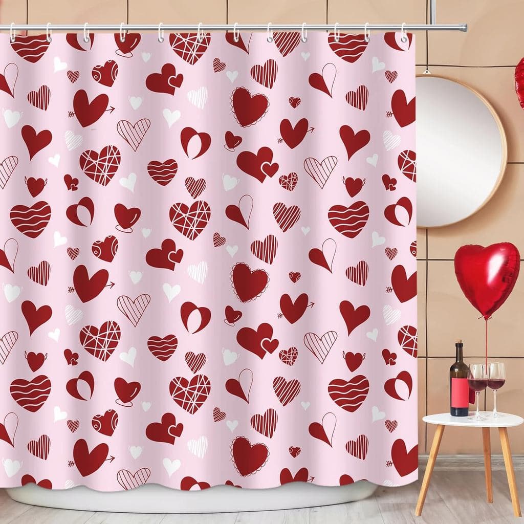 Cortina de chuveiro com tema de Dia dos Namorados, corações rosa e vermelho em fundo rosa claro