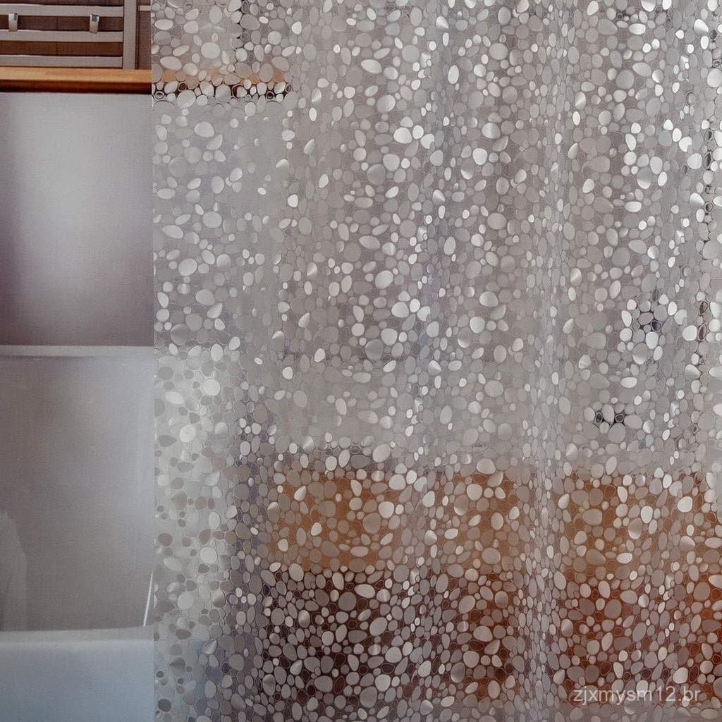 Cortina de chuveiro transparente com padrão de bolhas, pendurada em banheiro com banheira branca