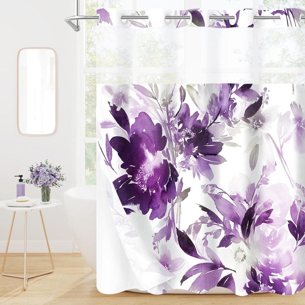 Conjunto de cortina de chuveiro com estampa floral em aquarela roxa, pendurada em um banheiro.