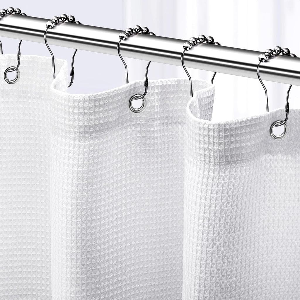 Cortina de chuveiro branca com design waffle, presa a um suporte metálico.