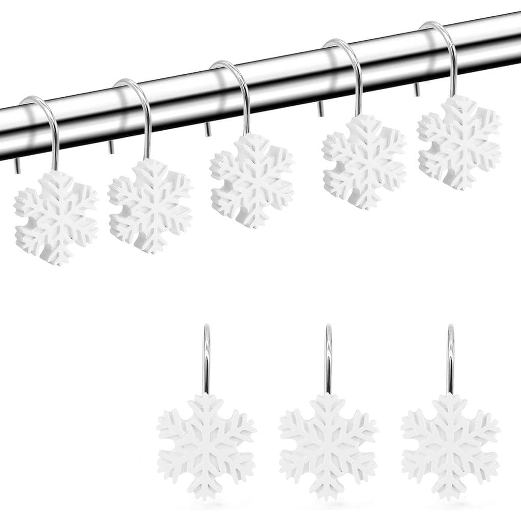 Ganchos de cortina de chuveiro com flocos de neve, brancos, pendurados em haste de chuveiro prateada.