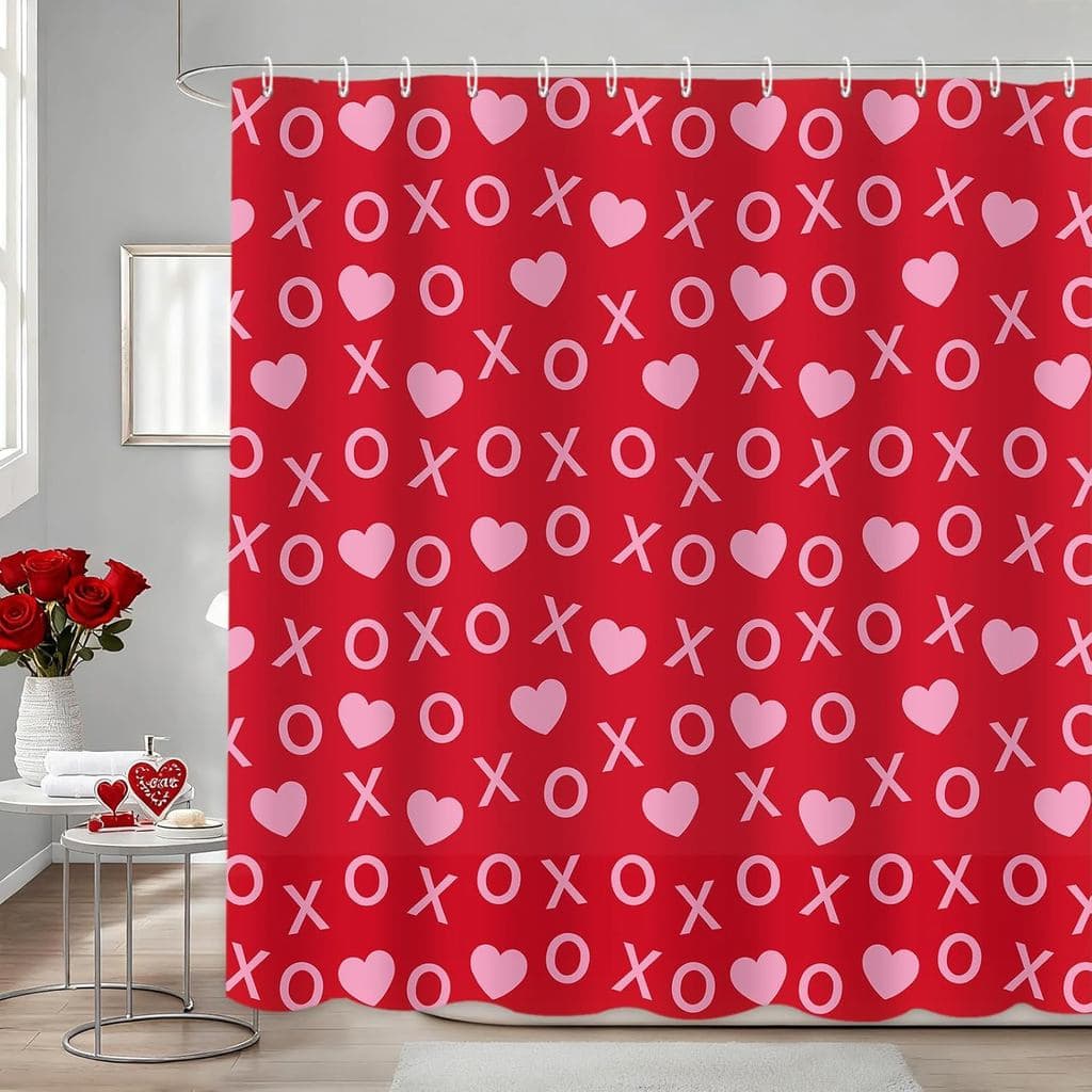 Cortina de chuveiro vermelha com corações e letras brancas para decoração de banheiro, ideal para o Dia dos Namorados.