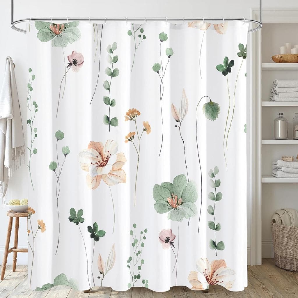 Cortina de chuveiro floral em aquarela verde sálvia e bege pendurada em banheiro