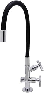 Torneira de metal com tubo flexível preto e duas saídas, fundo branco