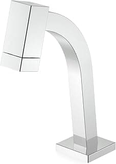 Torneira de mesa em aço inoxidável com design minimalista, bica baixa e base quadrada.