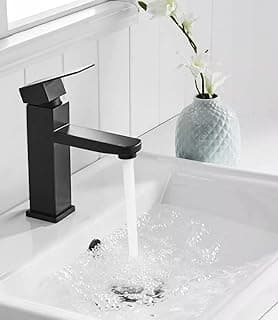 Torneira preta para banheiro com bica baixa em lavabo