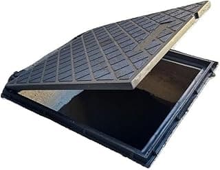 Tampa PVC reforçada preta para esgoto, cisterna e caixa de passagem com aro articulado aberta mostrando o interior.