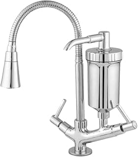 Torneira de cozinha com filtro em aço inoxidável, mangueira flexível e acabamento brilhante.