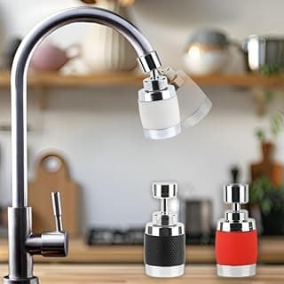Arejador de torneira de cozinha giratório 360 graus, branco e preto, em uso na cozinha.