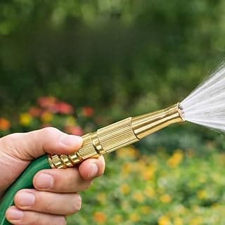 Bico de mangueira de 1/2 polegada com jato de água, dourado e verde, para jardim e limpeza.