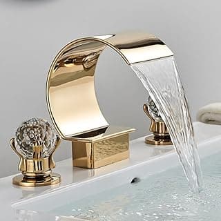 Torneira de lavatório com acabamento dourado e design elegante, com água fluindo em um jato.