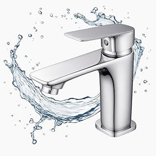 Torneira monocomando cromada para banheiro lavabo, design moderno, em fundo branco com respingos de água