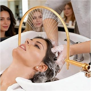 mulher lavando cabelo em um spa com torneira de cascata dourada