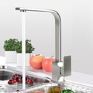 Torneira de cozinha em aço inoxidável com bica alta, design moderno e acabamento escovado.